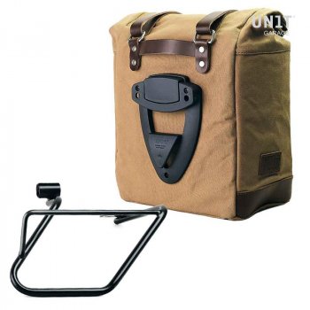 帆布 22L-30L + 右侧 BMW CE 04 车架的 Scram 侧驮包