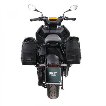 帆布 22L-30L + 右侧 BMW CE 04 车架的 Scram 侧驮包