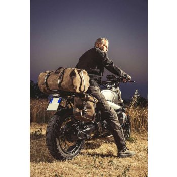 侧袋采用分体皮革+ NineT系列镜架