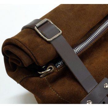 侧袋采用分体皮革+雅马哈DX框架