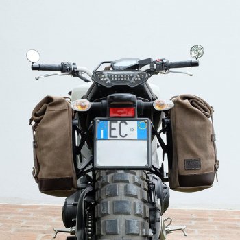 侧袋采用分体皮革+雅马哈DX框架