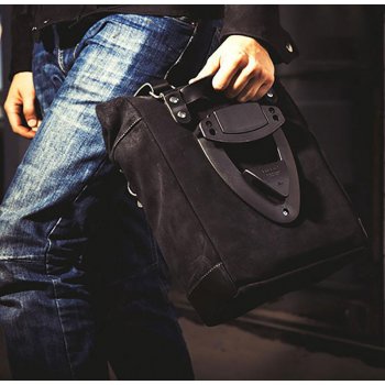 侧袋采用分体皮革+雅马哈DX框架