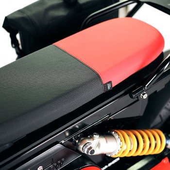 黑色/橙色马鞍盖