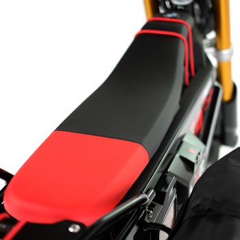 黑色/橙色马鞍盖