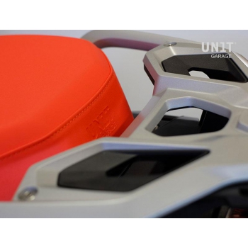 涵盖原始的橙色马鞍