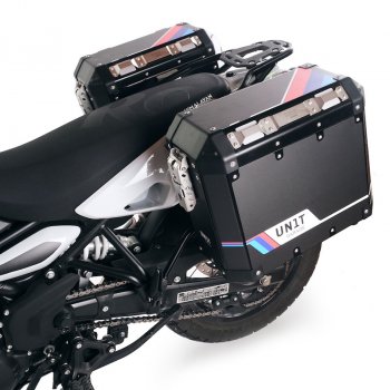 一对 Atlas 铝制包，40L+40L，搭配 Royal Enfield Himalayan 450 原装排气管框架（2024 年起）