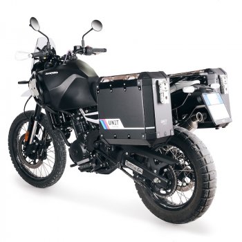 一对 Atlas 铝制包，40L+40L，搭配 Royal Enfield Himalayan 450 原装排气管框架（2024 年起）