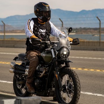 带 GPS 的 Triumph Street 系列挡风玻璃