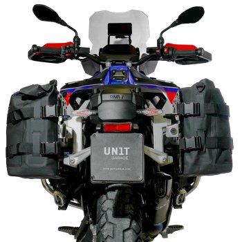 两个 Khali TPU 侧包（35L - 45L）+ 一对铝制铭牌，适用于 BMW R1300GS ADV