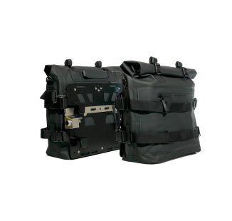 两个 Khali TPU 侧包（35L - 45L）+ 一对铝制铭牌，适用于 BMW R1300GS ADV