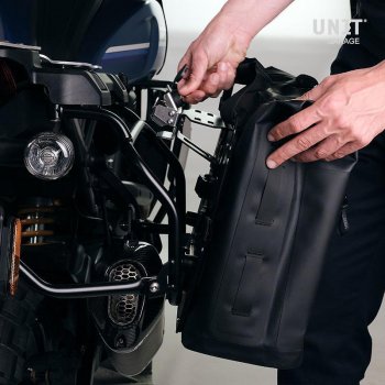 TPU 35L - 45L 中的两个 Khali 侧袋 + 一对带 Triumph Street Scrambler 框架的铝板