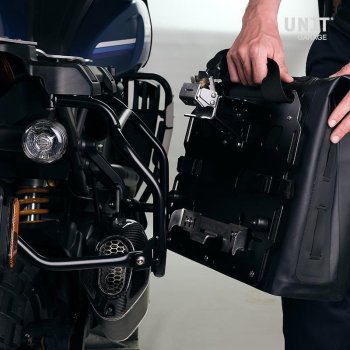 TPU 35L - 45L 中的两个 Khali 侧袋 + 一对带 Triumph Street Scrambler 框架的铝板