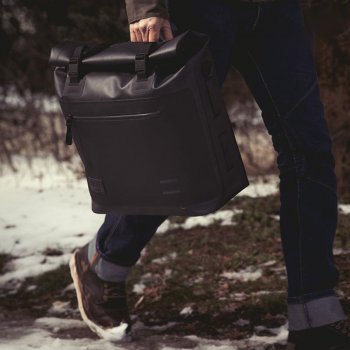 两个 Khali 侧袋，采用 TPU 35L - 45L 材质，带九个框架