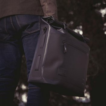 两个 Khali 侧袋，采用 TPU 35L - 45L 材质，带九个框架