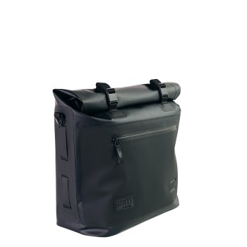 两个 Khali 侧袋采用 TPU 35L - 45L 材质，带 Yamaha 车架