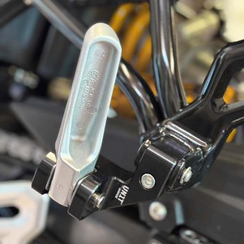 BMW F450GS 乘客降低脚踏板舒适套件