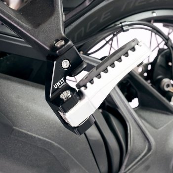 BMW R1300GS 和 ADV 乘客降低脚踏板舒适套件