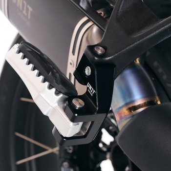 BMW R1300GS 和 ADV 乘客降低脚踏板舒适套件