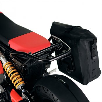 带乘客把手的 BMW CE 02 行李架