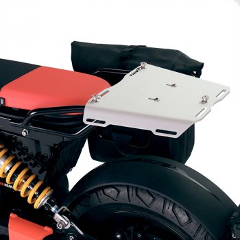 带乘客把手的 BMW CE 02 行李架