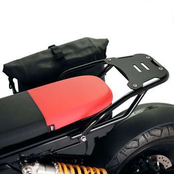 带乘客把手的 BMW CE 02 行李架