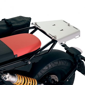 带乘客把手的 BMW CE 02 行李架