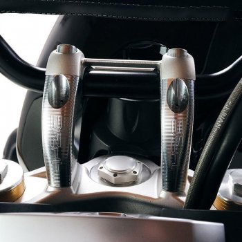 宝马nineT Roadster-Pure的后把手和升高的车把立管