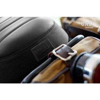 棕色皮革马鞍，帆布